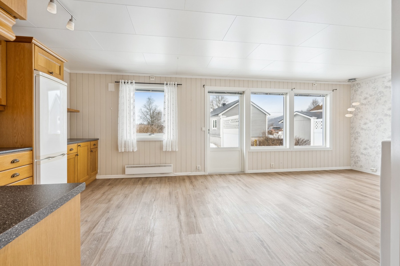 Naturlig plass for spisestue ved kjøkkenet. Galleribilde