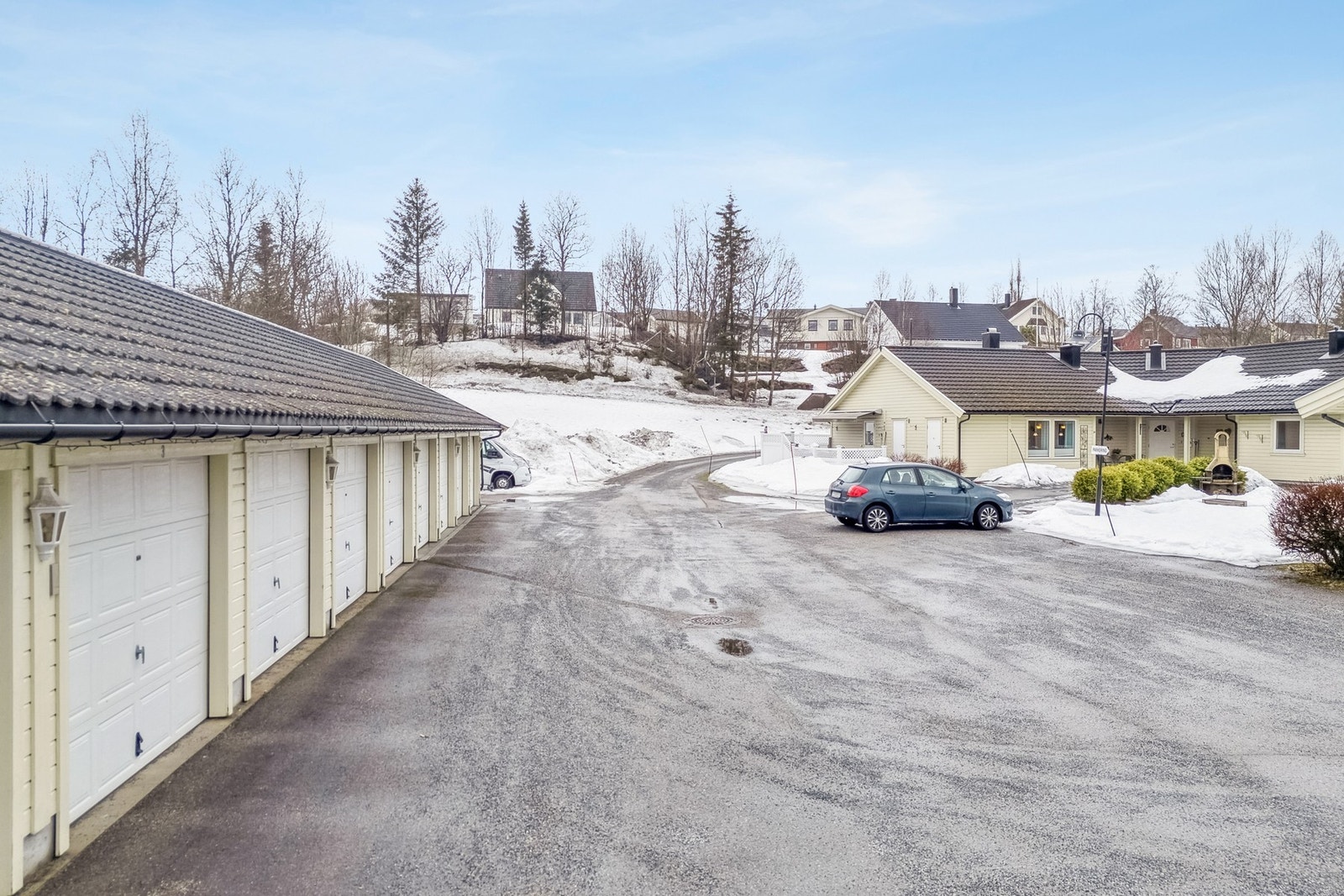 Følger med garasje i rekke. Galleribilde