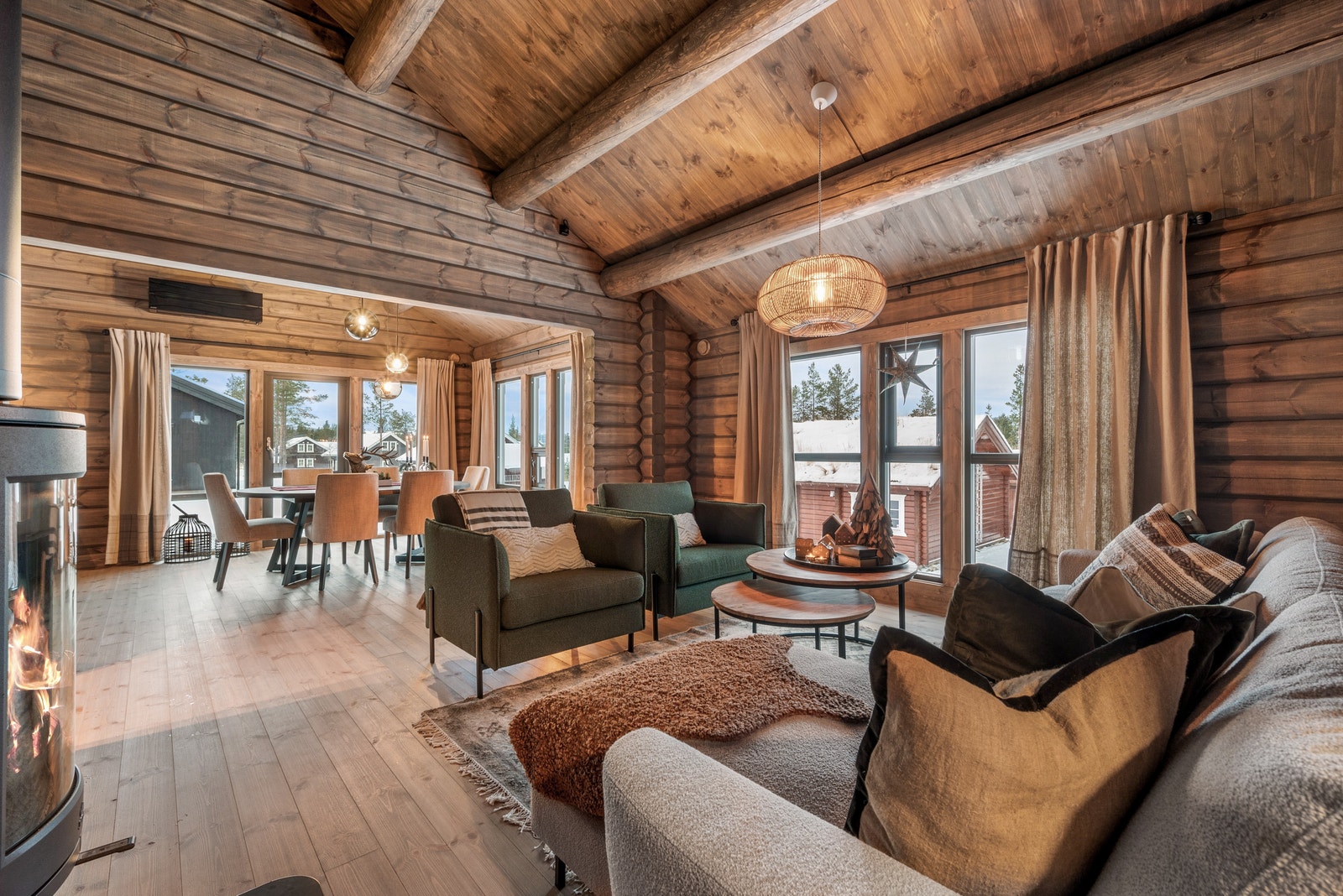 Det er godt med plass til å innrede stue og spisestue.
Bilde fra prosjekt der Forollhogna er tilpasset til kunde med tilvalg og justeringer. Galleribilde