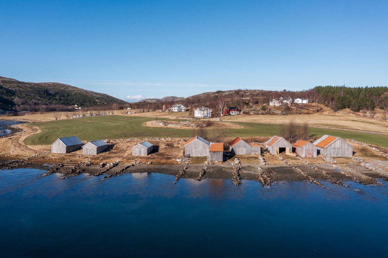 Her får du også eget stort naust med sjølinje og tilhørende sjørett. Galleribilde