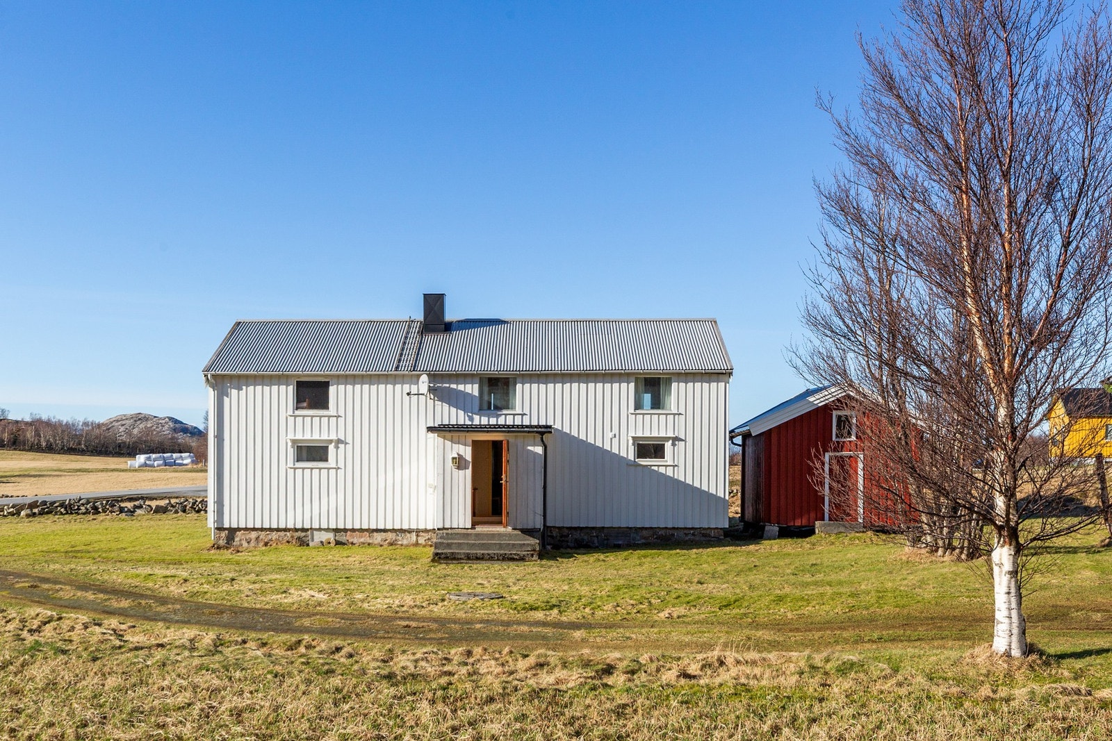 Eneboligen er et eldre trønderlån med fire soverom, to stuer, kjøkken, bad og gang. Galleribilde