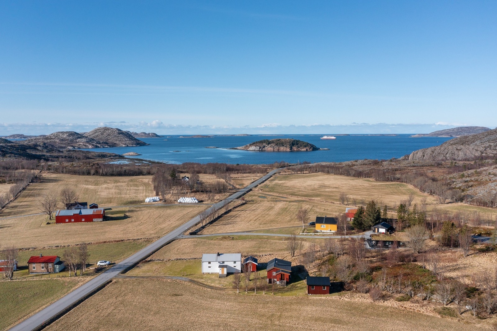 Småbruket byr på flere bygginger med både enebolig, hytte, uthus, stabbur og naust. Galleribilde