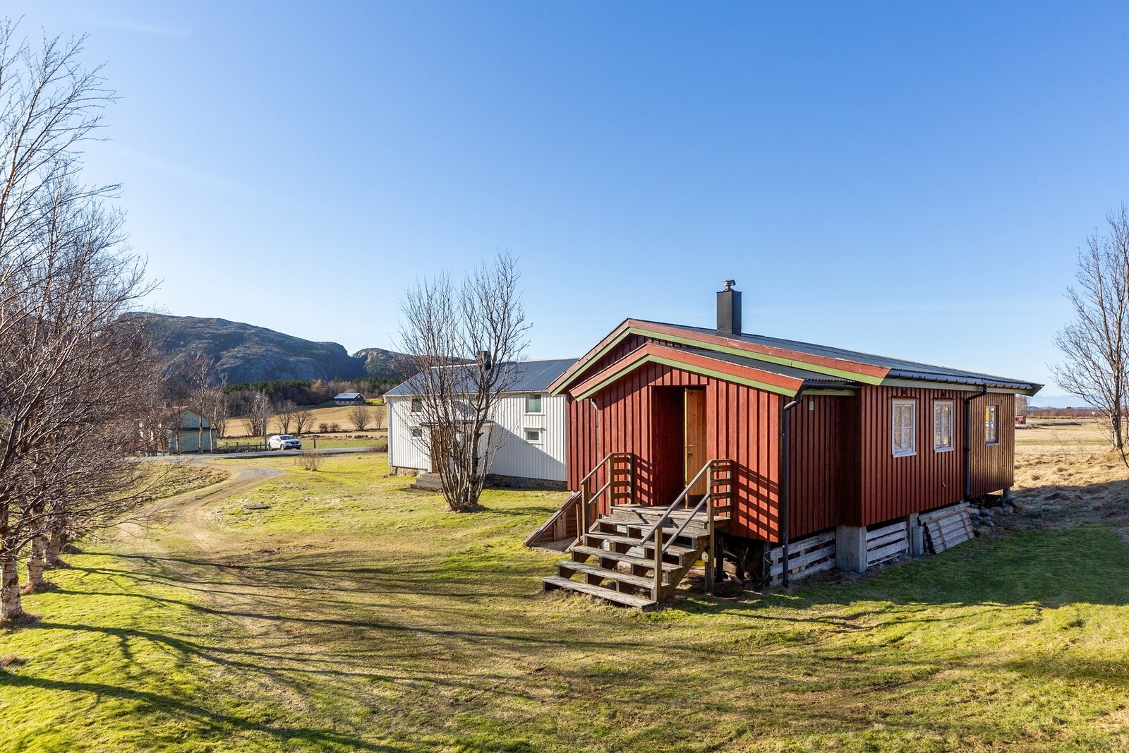 Koselig hytte på tunet med seks soveplasser. Galleribilde