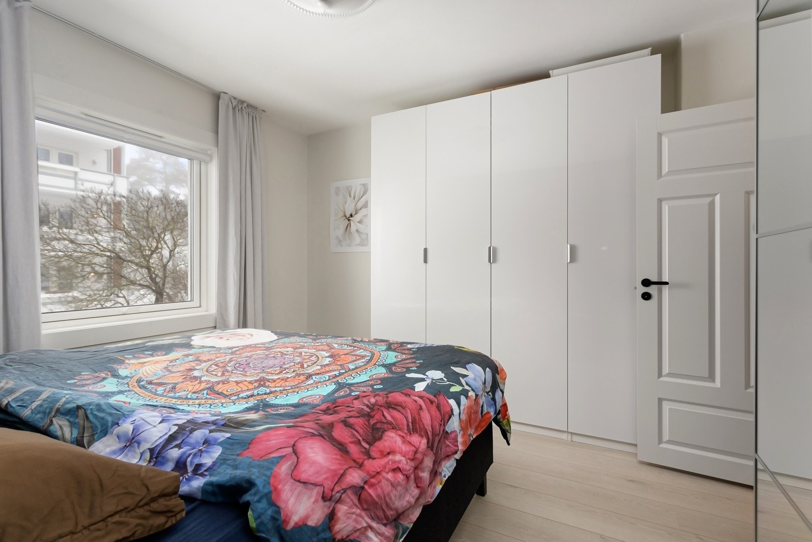 Nytt garderobeskap fra 2024 med god oppbevaringsplass. Galleribilde