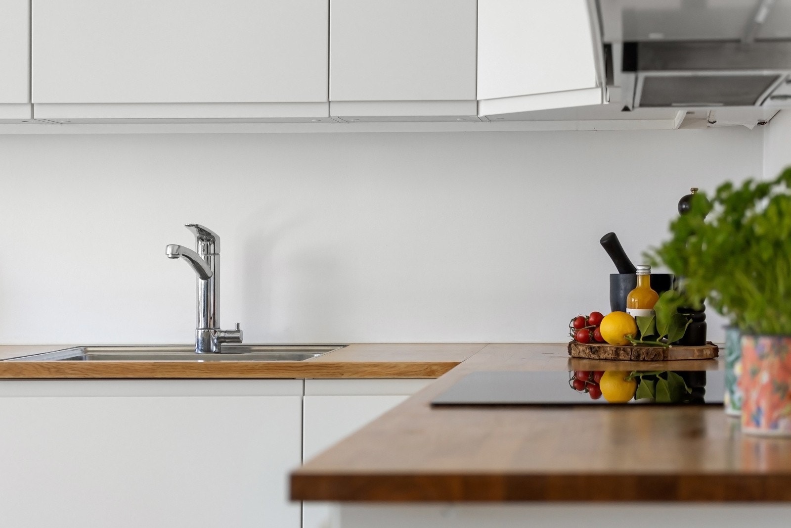 Kjøkkenet har god skap- og benkeplass Galleribilde