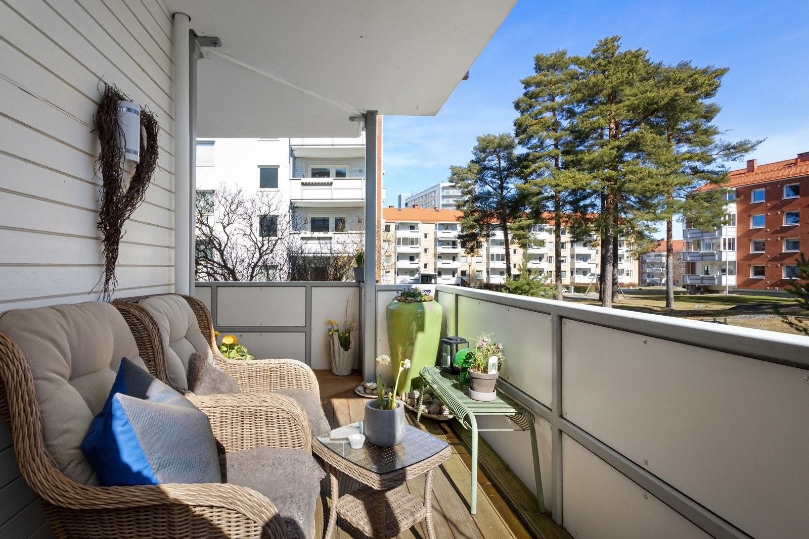 Balkongen vender mot øst og nord, dette gir både morgen-/formiddagssol og kveldssol Galleribilde