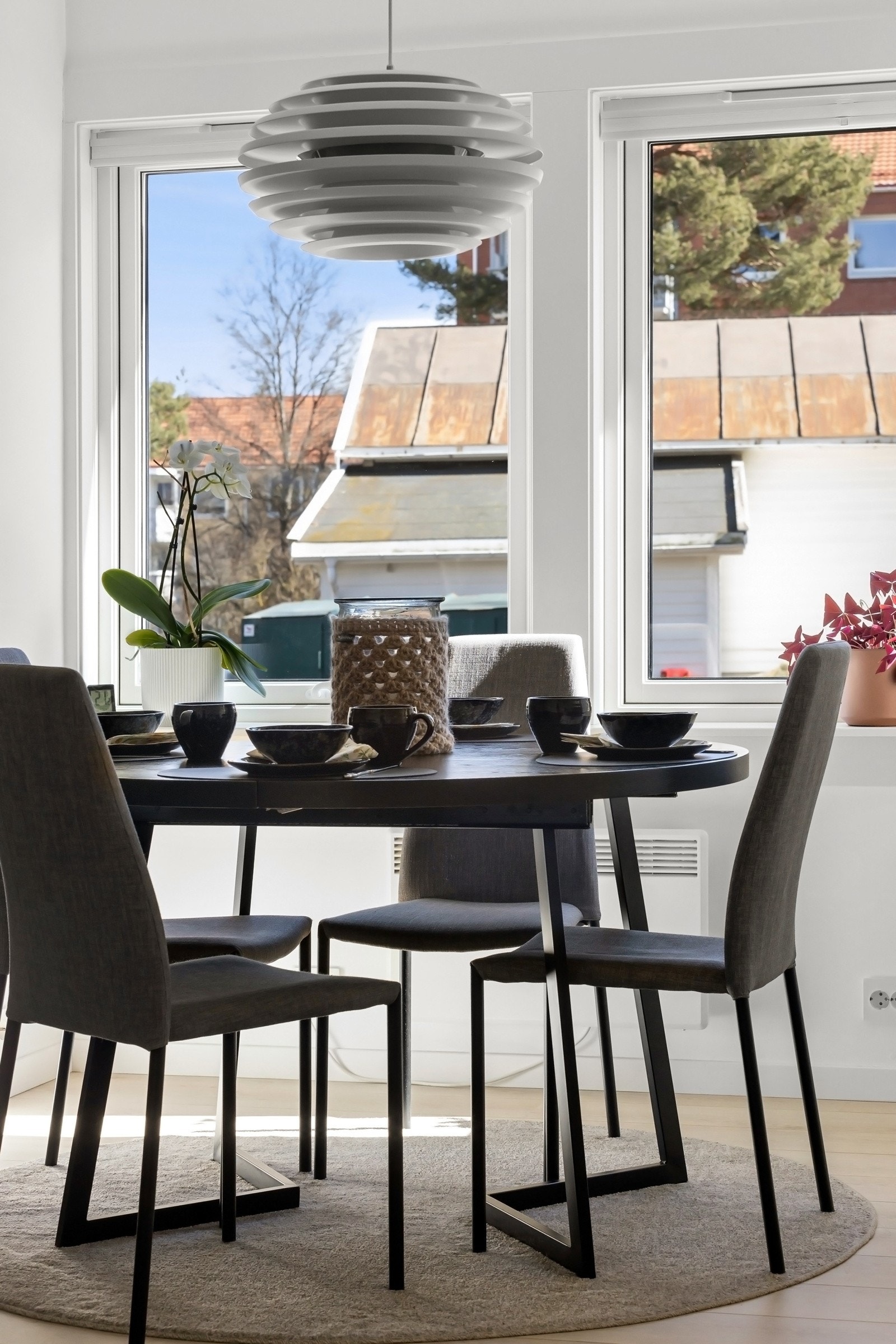 Ved spisestuen er det karnapp som gir fin plassering til spisebordet Galleribilde