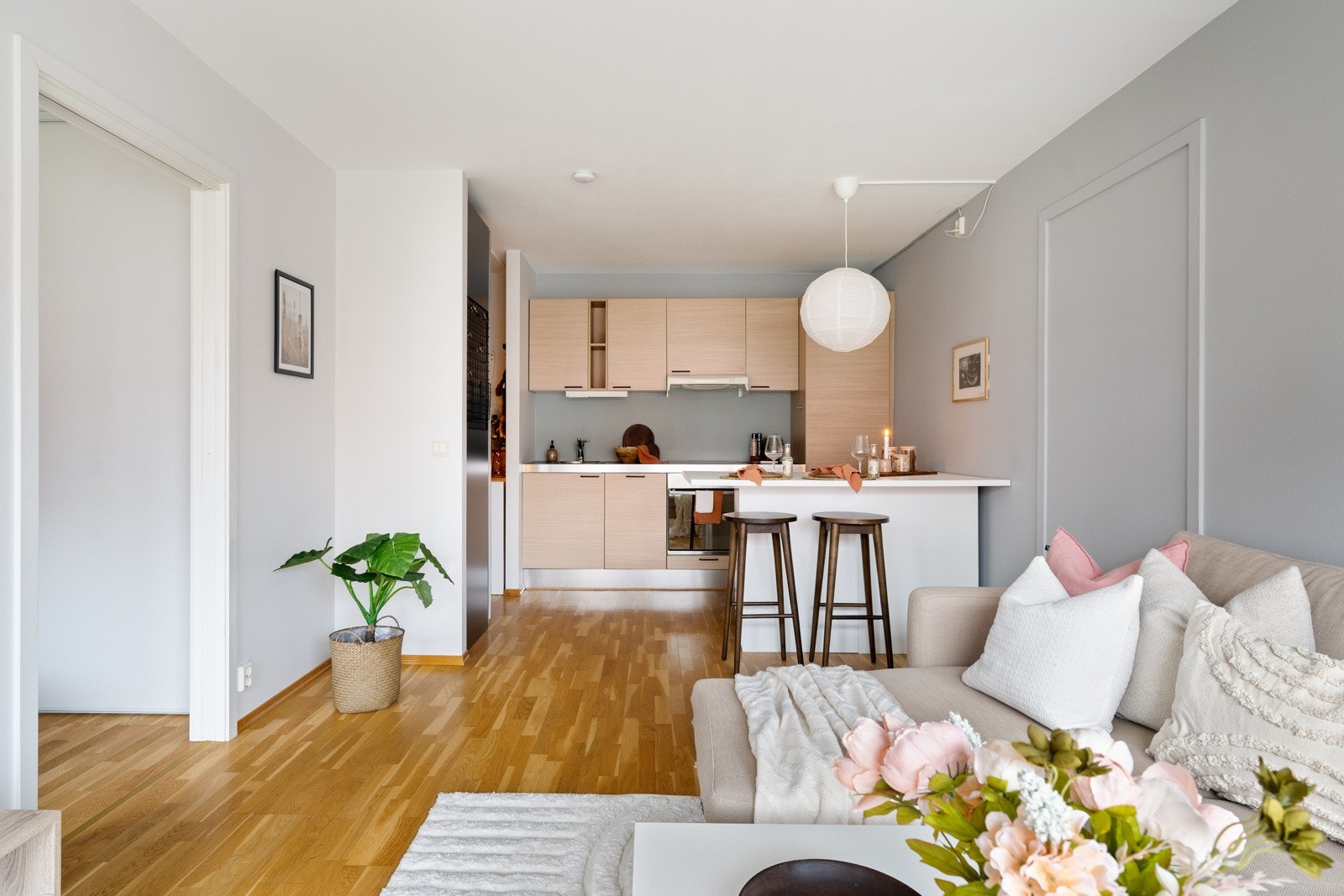 I dag består leiligheten av en hoveddel og egen utleiedel. Om ønskelig kan man åpne veggen mellom enhetene og bruke det som en fullverdig 3-romsleilighet. Galleribilde