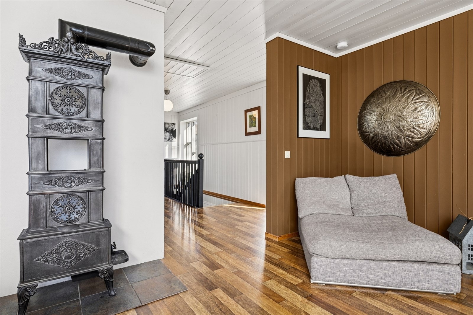 I stuen er det oppvarming fra både vedovn og varmepumpe Galleribilde