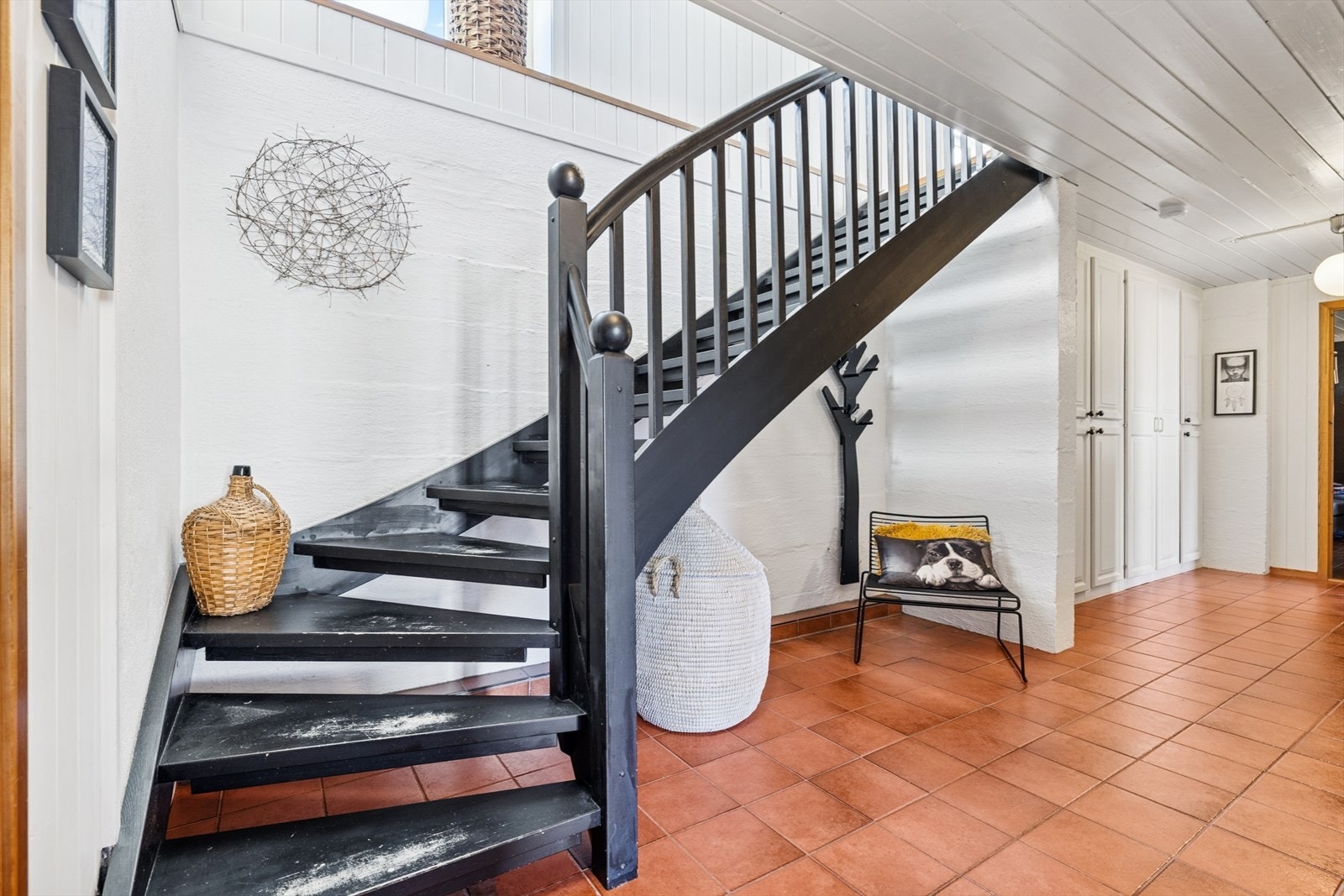 Entrè og trappegang med flis på gulv og varmekabler Galleribilde
