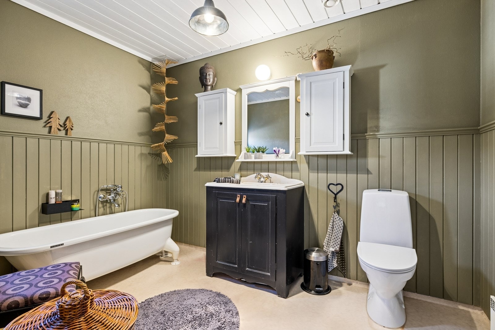 På badet er det badekar, toalett og baderomsinnredning. Galleribilde