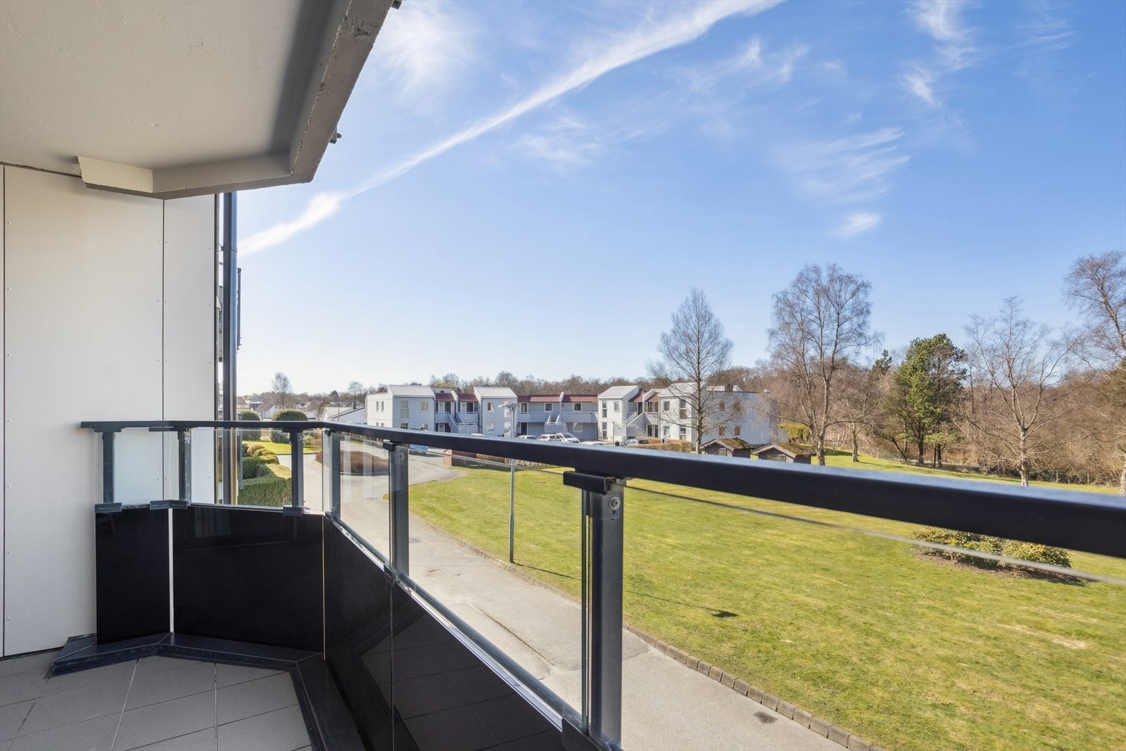 Balkongen er vestvendt, så her har man sen ettermiddags- og kveldssol Galleribilde