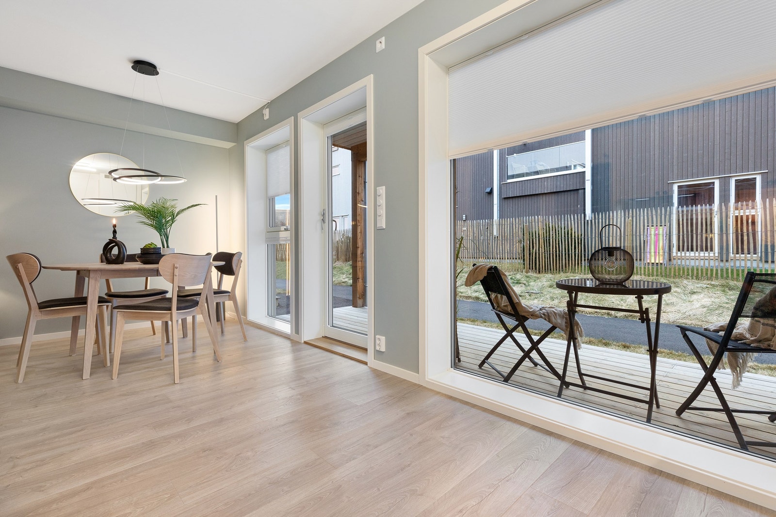 Fra kjøkkendelen har du utgang til en markterrasse på 9 kvm. Galleribilde