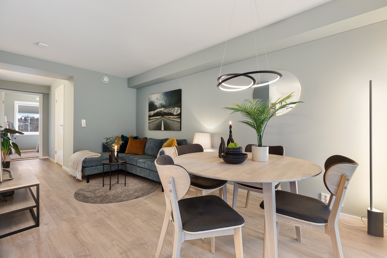 Det er vannbåren varme i alle rom, samt balansert ventilasjon som enkelt styres via app på telefonen. Galleribilde