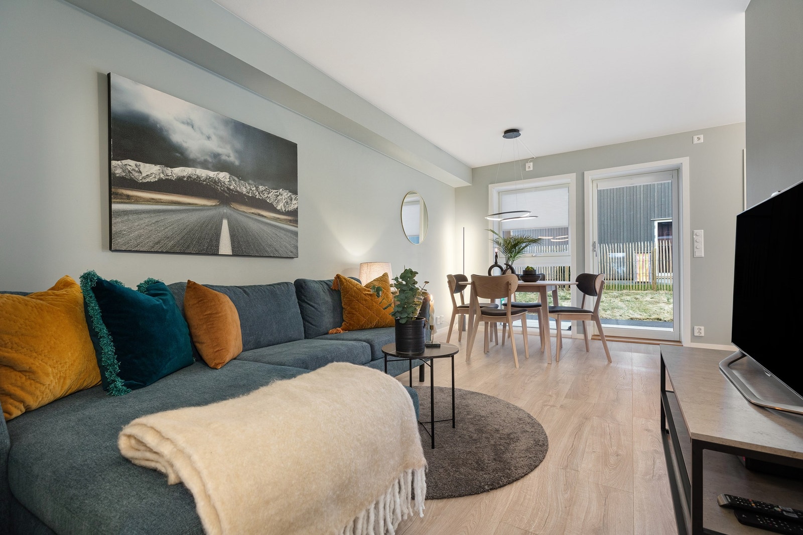 Leiligheten er malt i lyse, moderne og tidsriktige farger Galleribilde