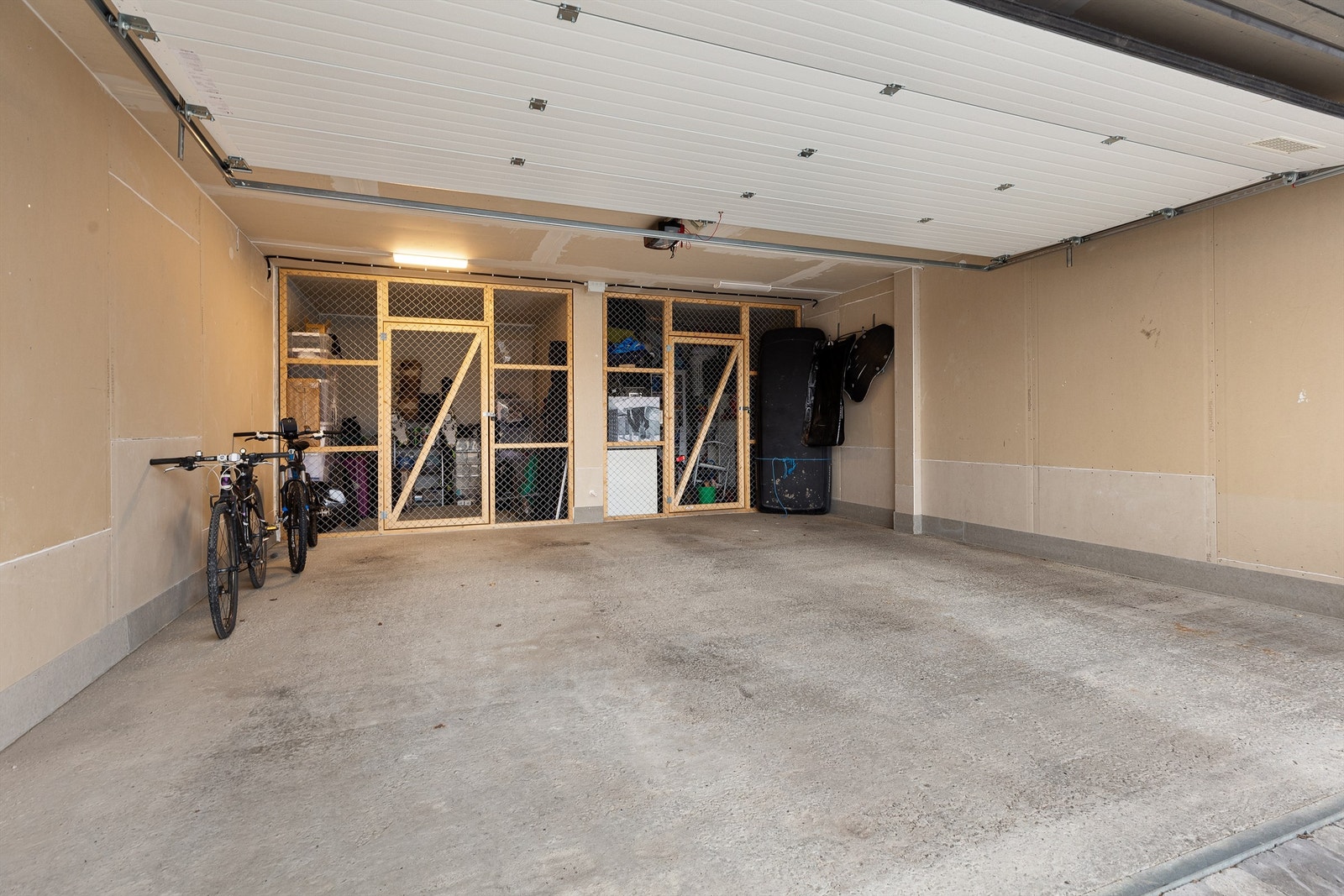 Tilhørende dobbelgarasje samt bod - deles med en annen seksjon. Galleribilde