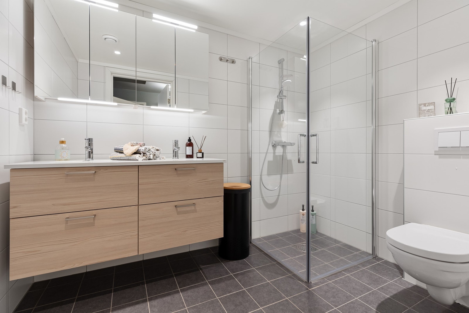 Bad med dobbelservant og doble skuffer samt dobbelt speilskap. Galleribilde