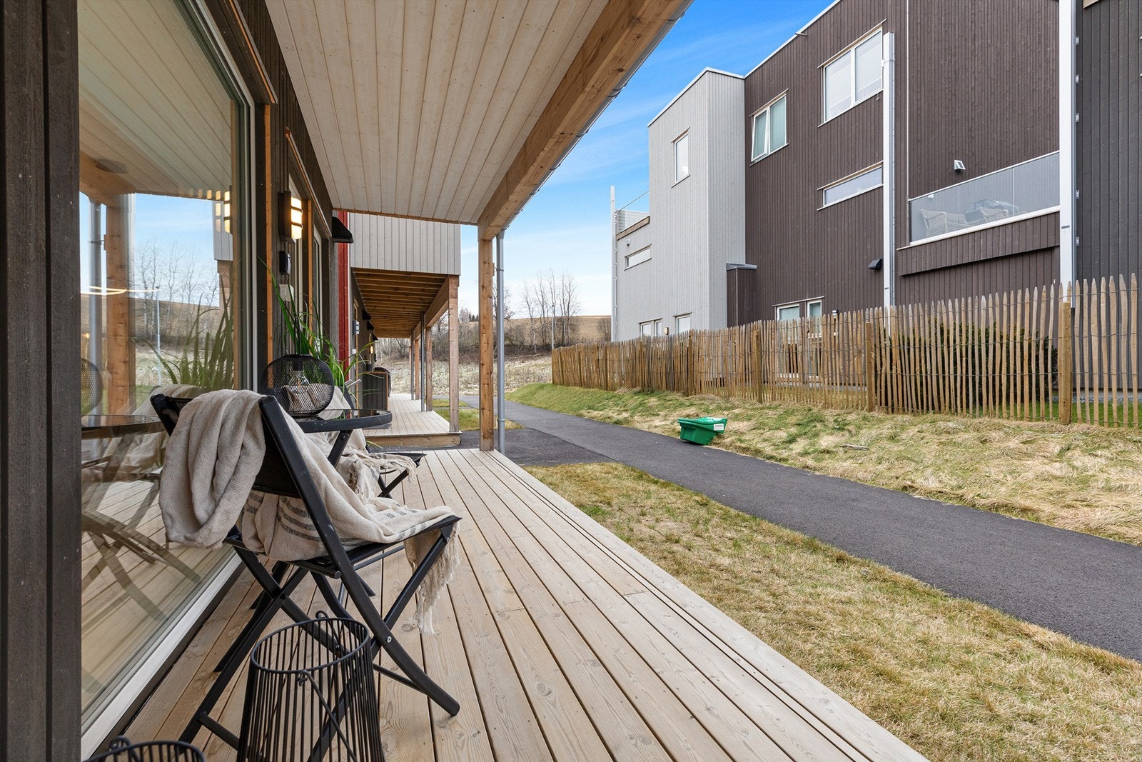 Terrasse med plenflekk Galleribilde