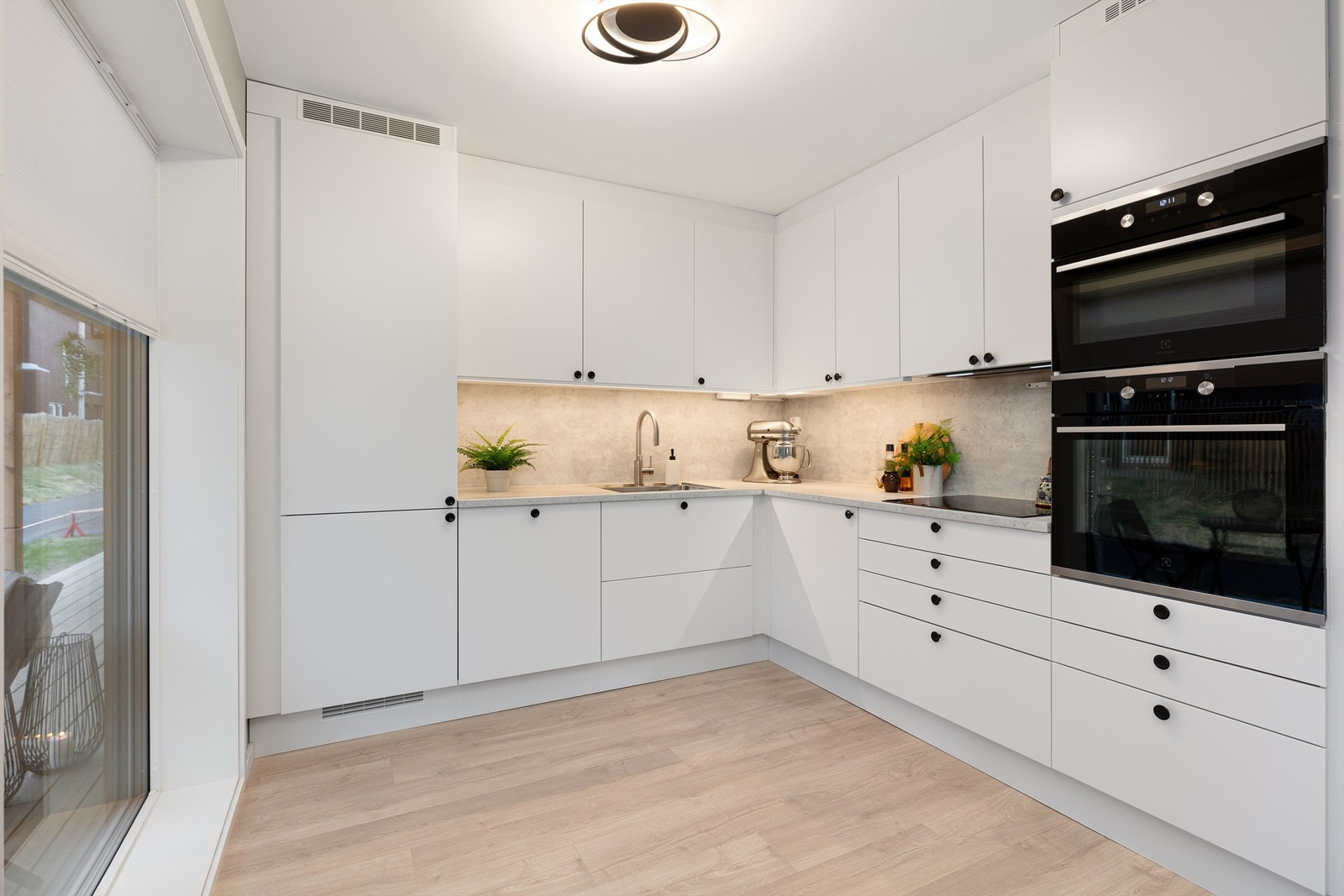 Kjøkkenet er utstyrt med blant annet kombiskap, stekeovn og kombiovn samt Witt ventilator med NoTouch styring. Galleribilde