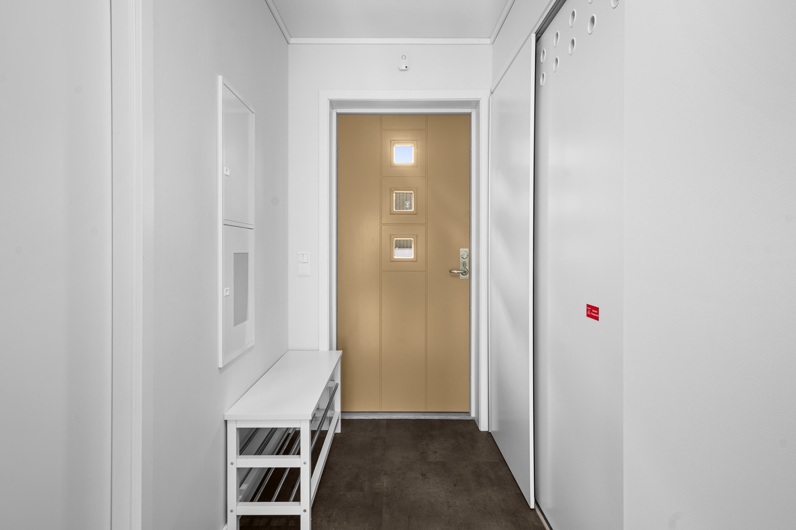 Entré med skyvedørsgarderobe for oppbevaring. Galleribilde