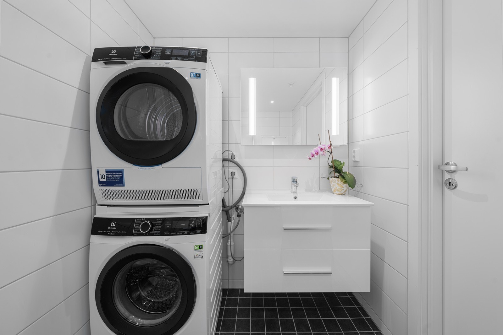 Videre har badet opplegg til vaskemaskin og tørketrommel. Galleribilde