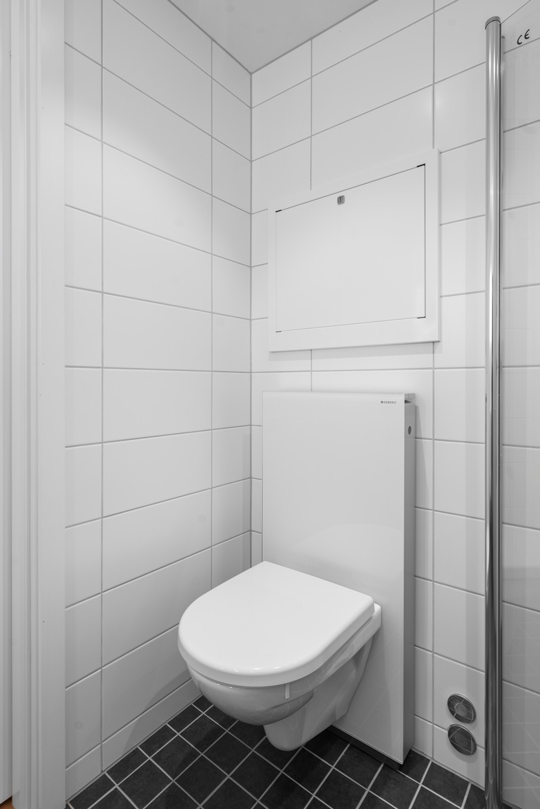 Vegghengt toalett. Galleribilde