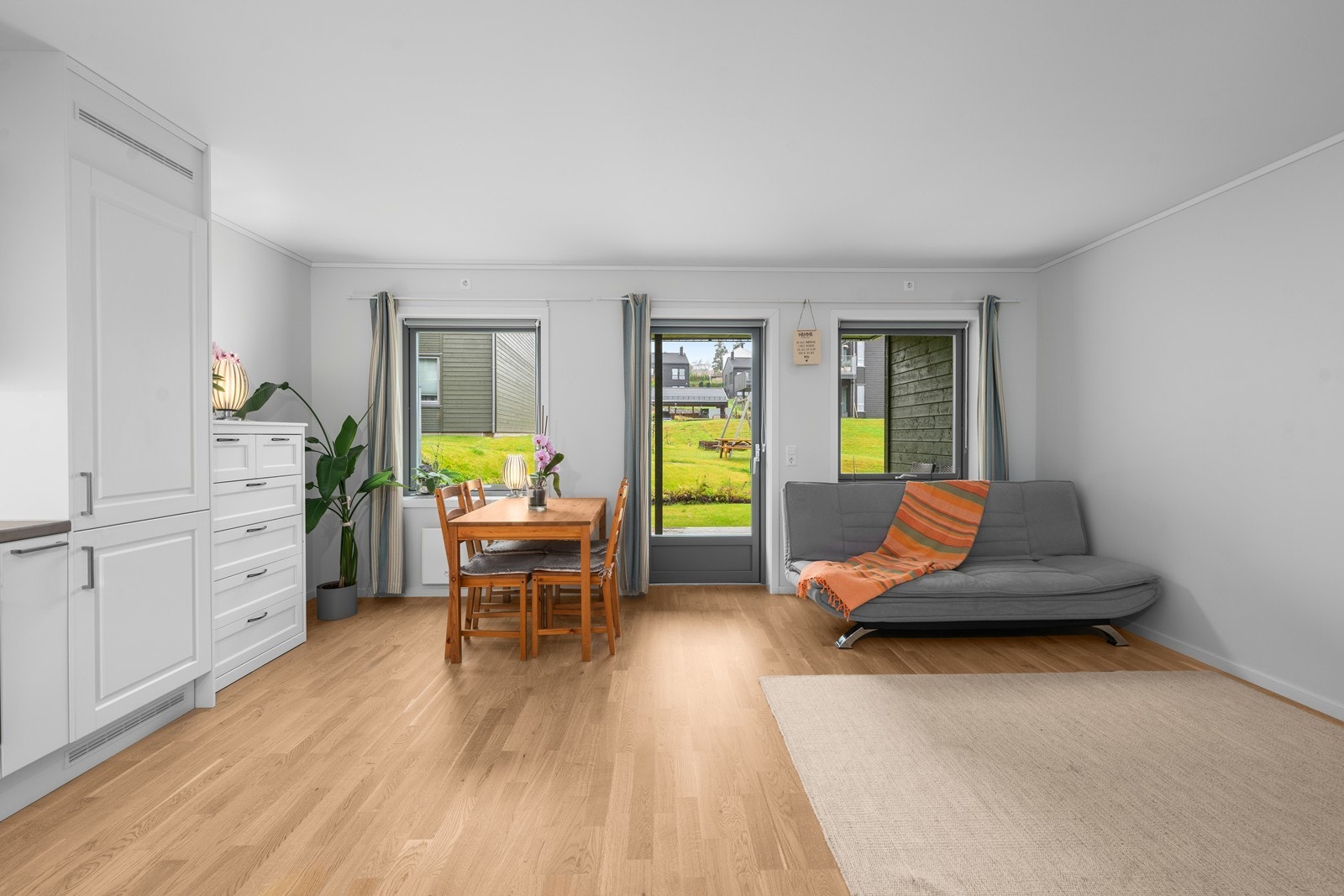 Store vindusflater som gir godt med dagslys. Galleribilde