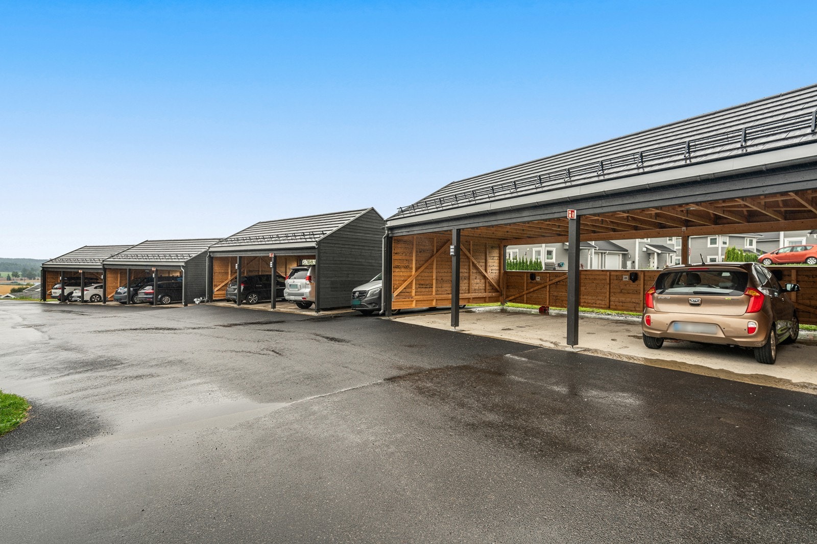 Parkering i carport. Det er mulig å koble til elbil-lader. Galleribilde