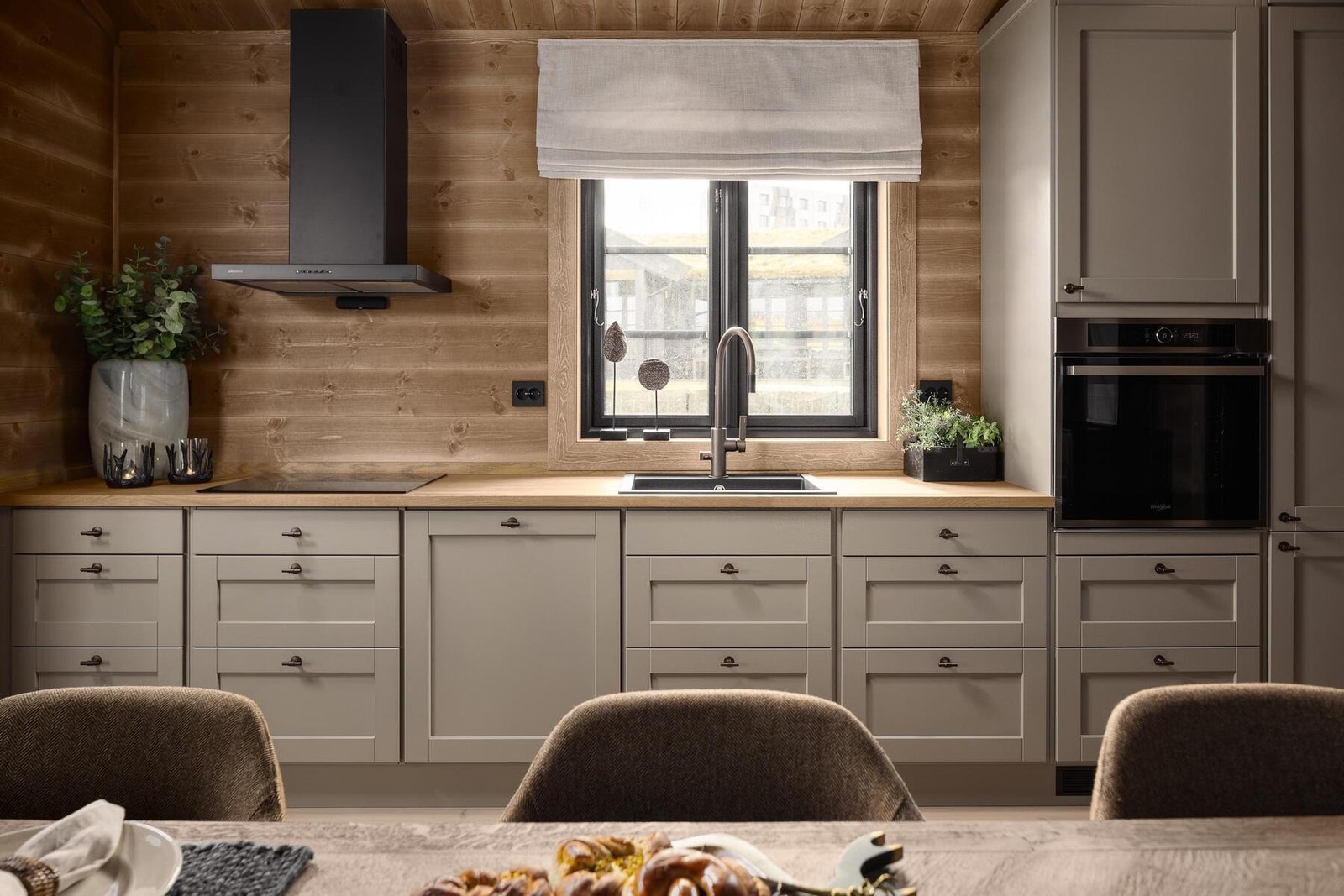 Kjøkken fra Kistefoss. Foto fra visningshytte på Hellerudsletta Galleribilde