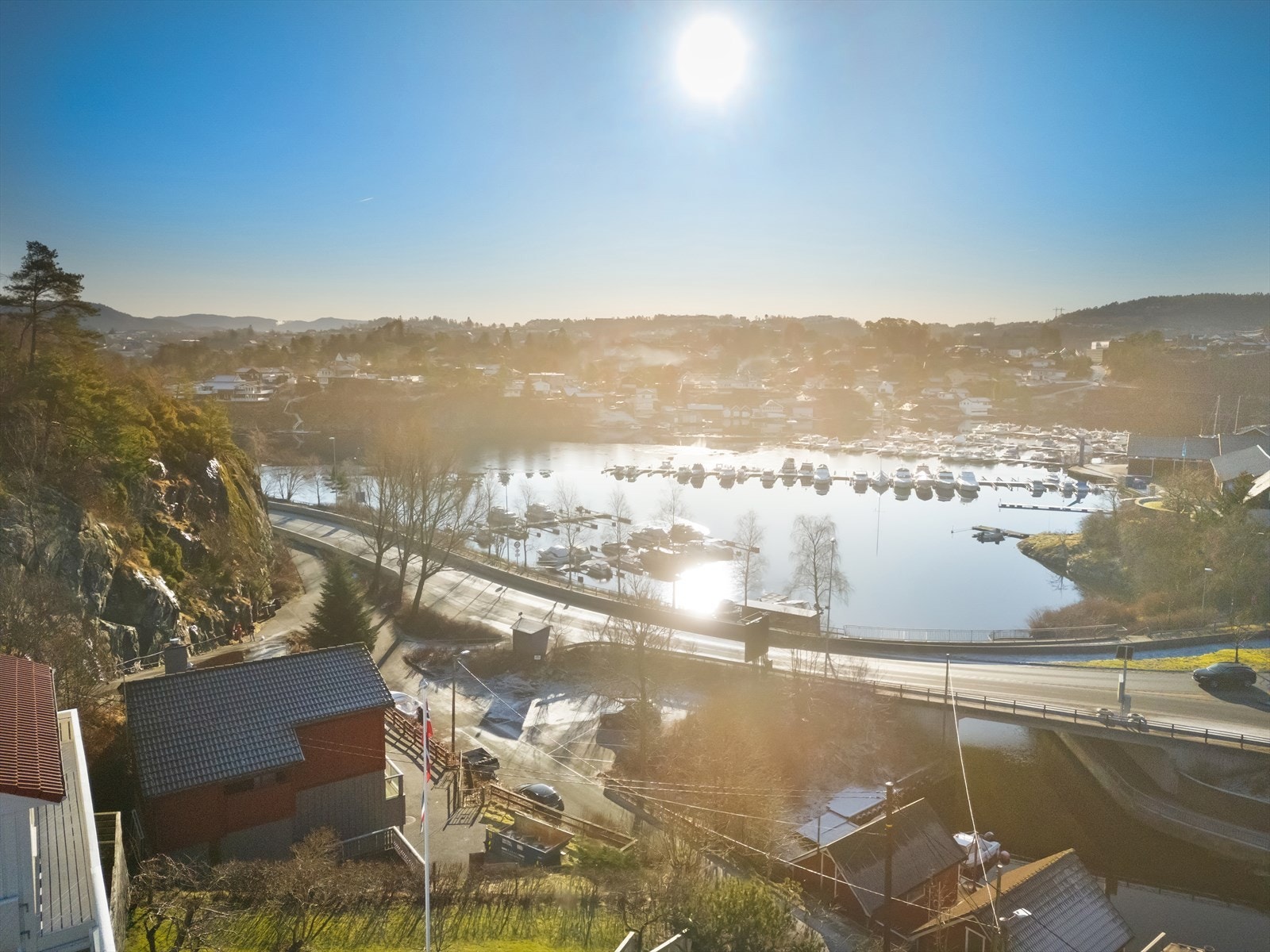 Boligen har en solrik og sentral beliggenhet i Straumeveien like ved Nordåsvannet Galleribilde