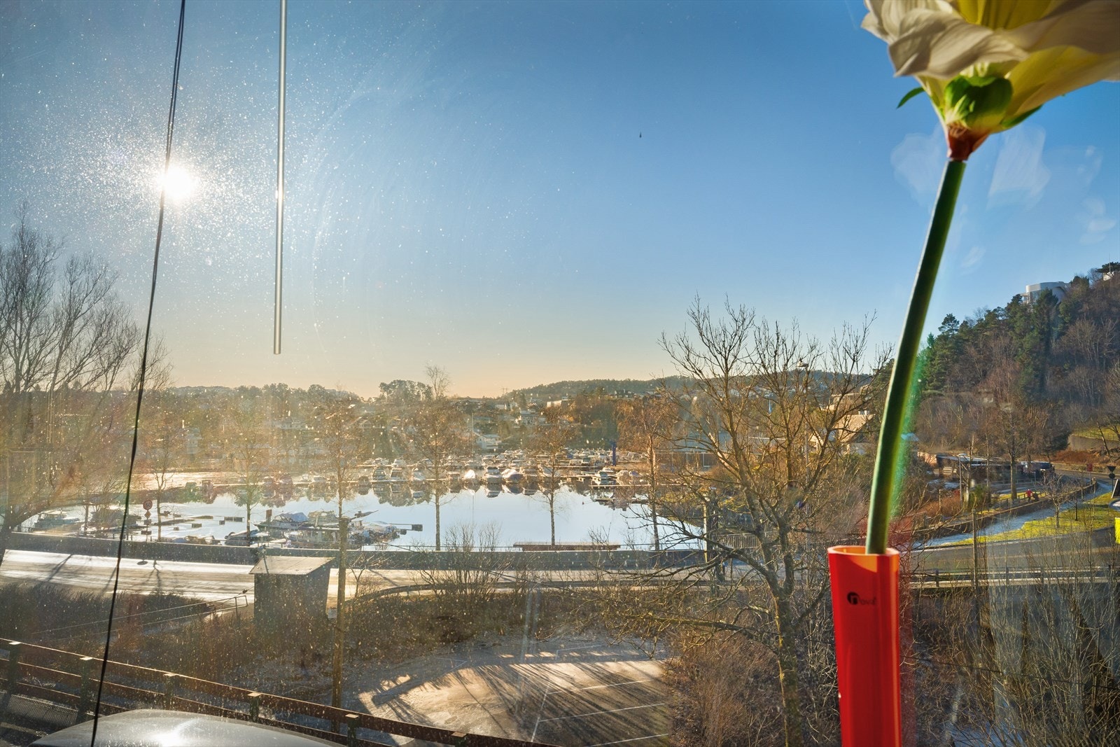 Sentral og solrik beliggenhet med flott utsikt mot Nordåsvannet Galleribilde