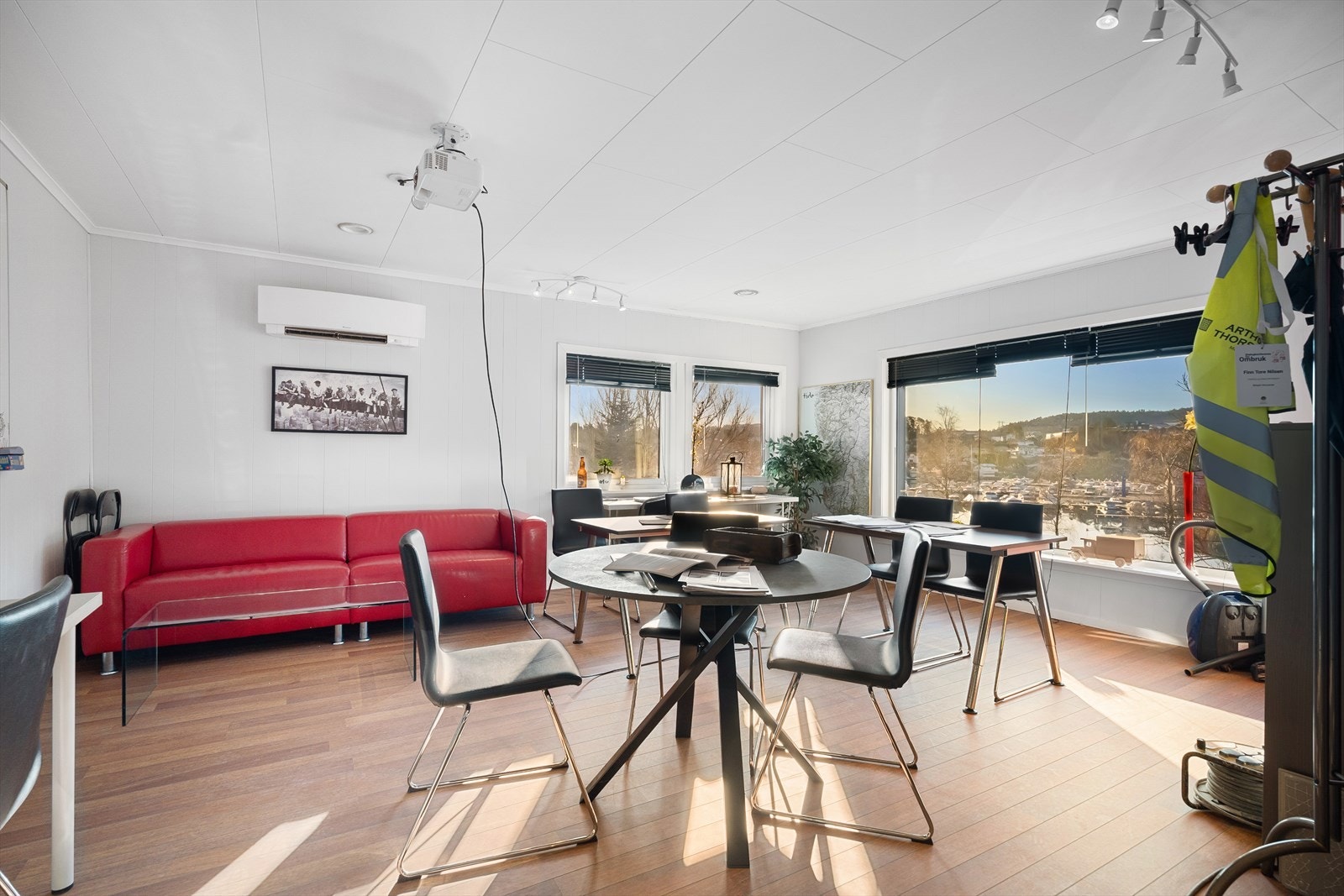 Boligen er modernisert i 2018/2019 med bla. 2 nye flislagte bad, nye rør til kjøkken, bad og wc, el. anlegg i forbindelse med ombygging, overflater, m.m. Galleribilde