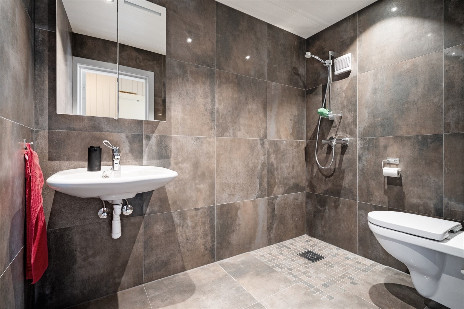 Nytt flislagt bad i 2019 - 1. etasje Galleribilde