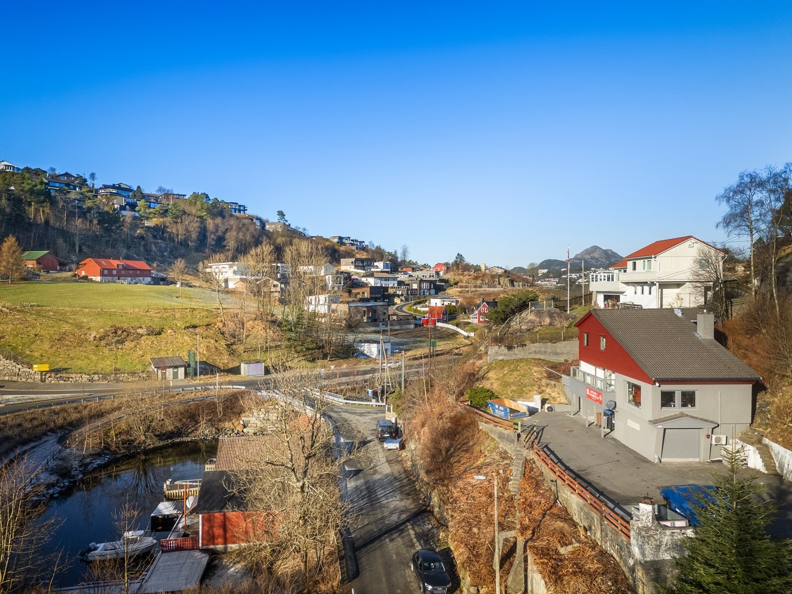Enebolig med sentral beliggenhet like ved Nordåsvannet. Garasje og flere biloppstillingsplasser på eiendommen. Galleribilde