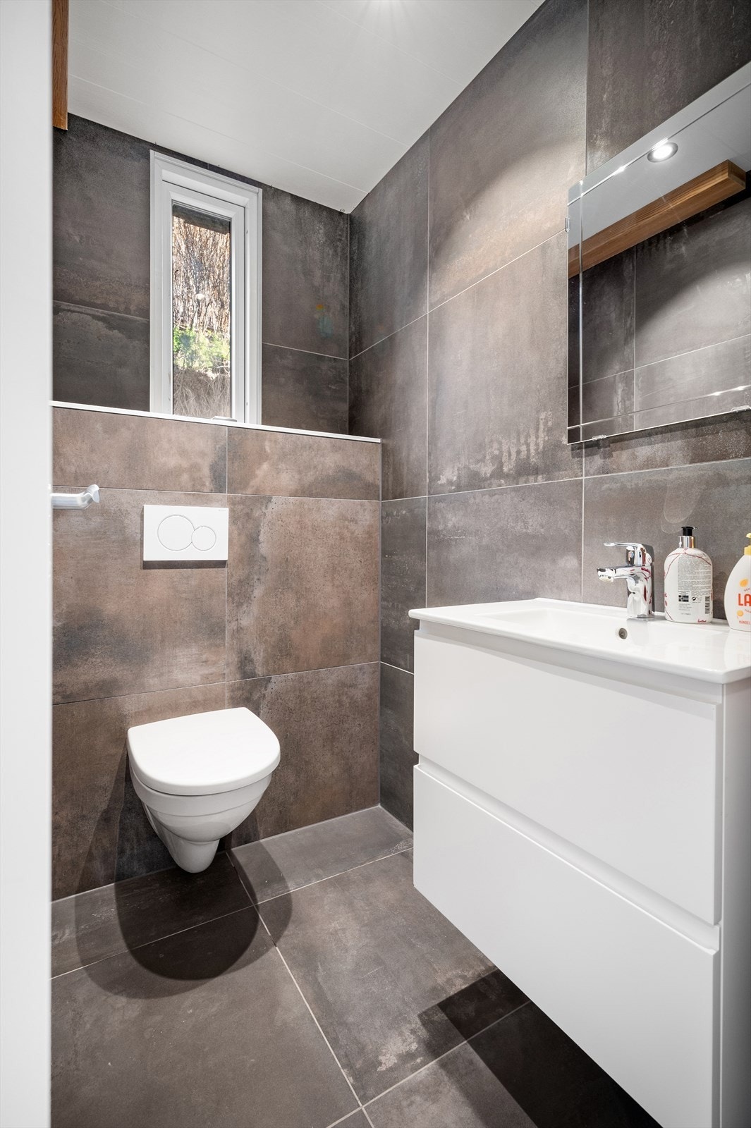 Nytt flislagt wc rom i 2019 - 1. etasje Galleribilde