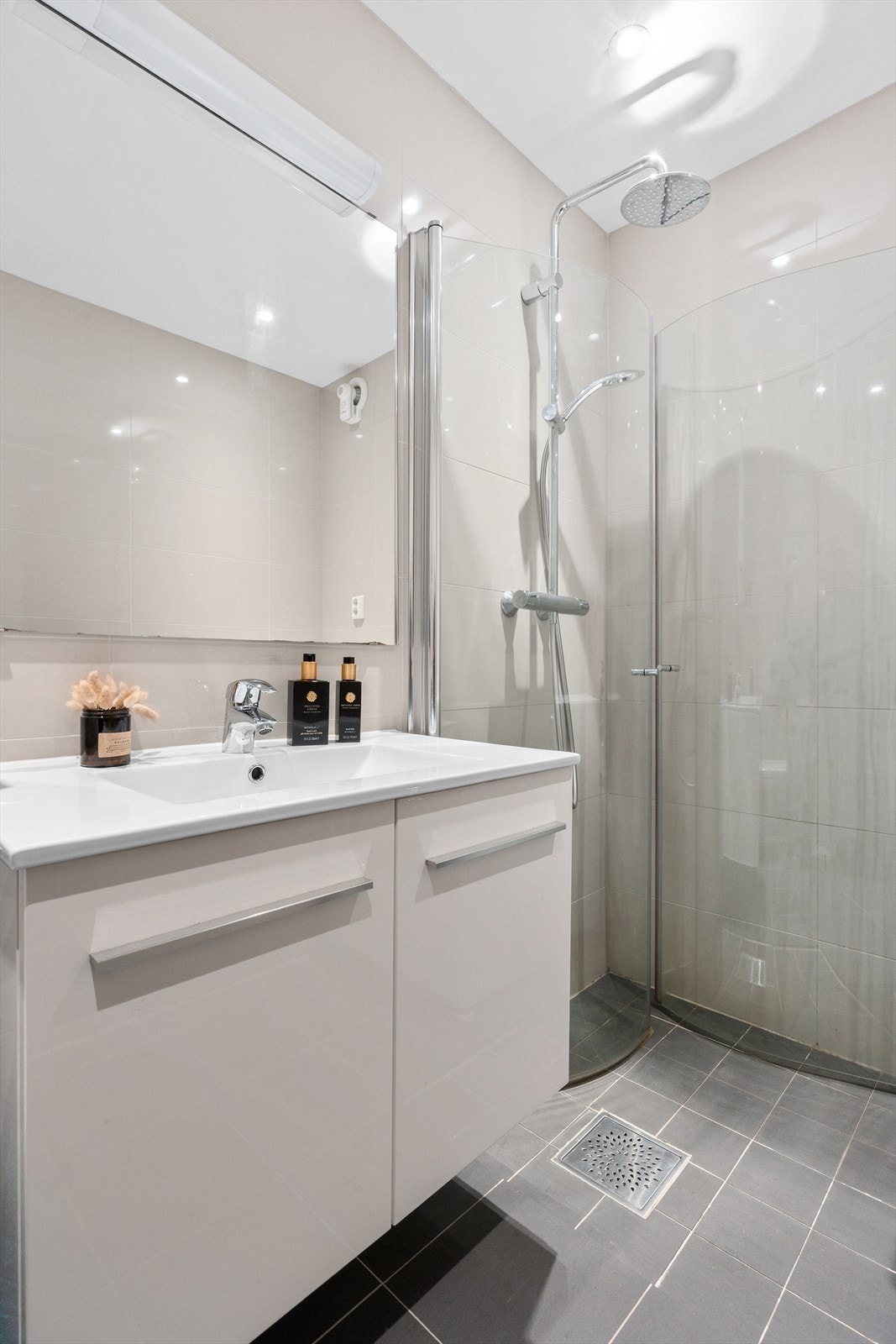 Servant med underskap. Spotter i taket og lys over speil. Galleribilde