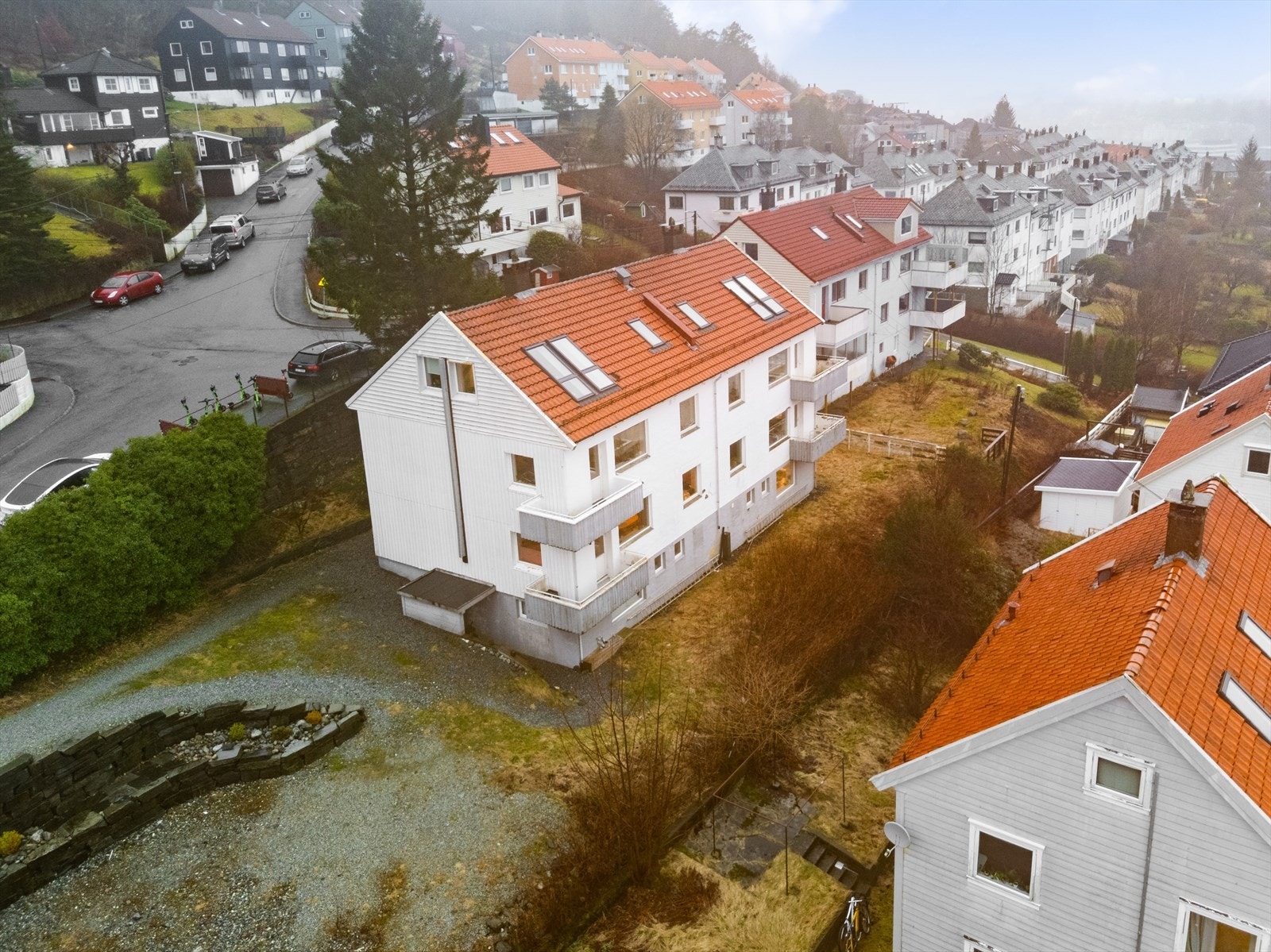 Leiligheten har en sentral beliggenhet med få minutters kjøring fra Bergen sentrum. Det er også gode gang- og sykkelmuligheter til Sentrum. Galleribilde