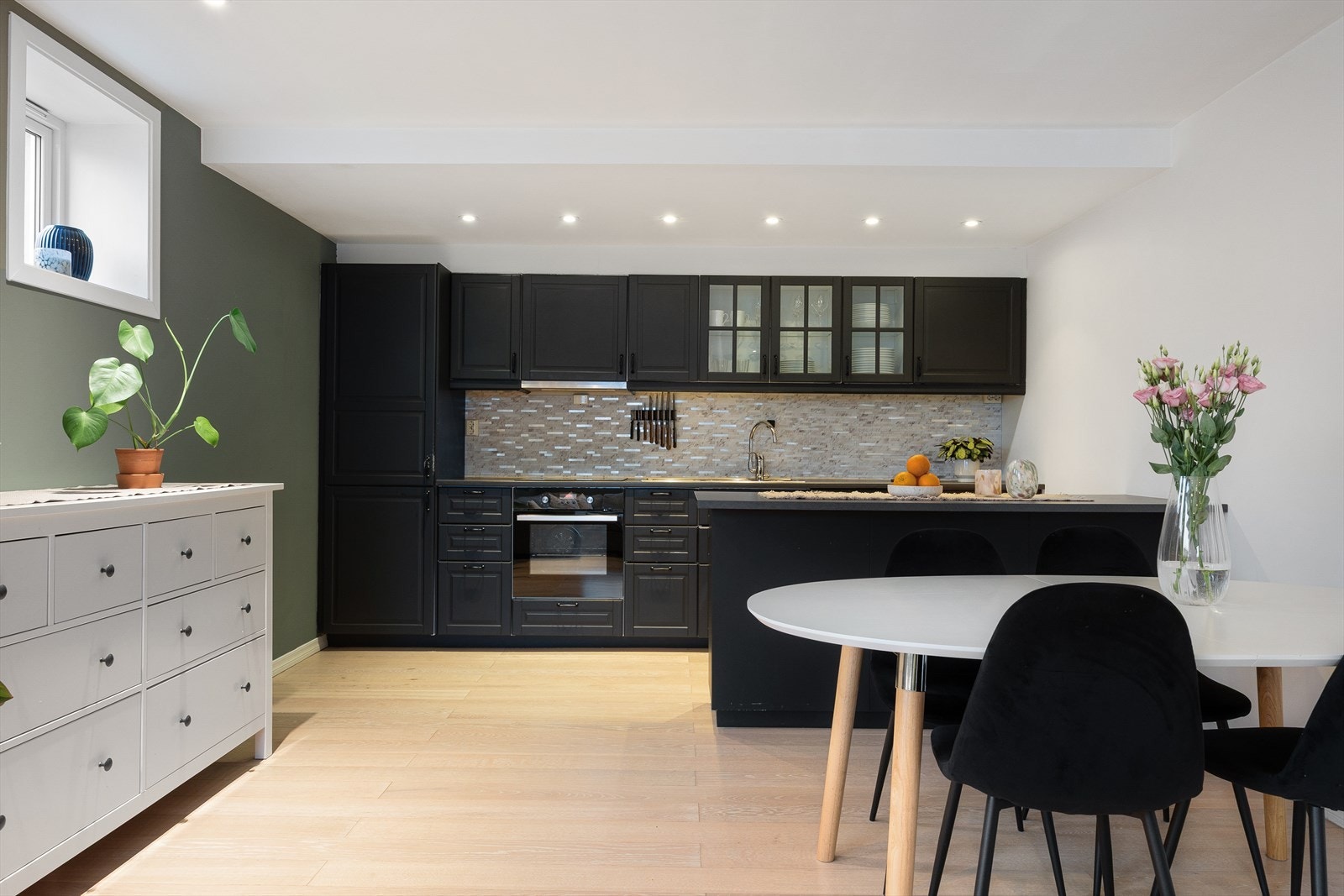 Kjøkkenet er stort og har mye oppbevaringsplass. Galleribilde