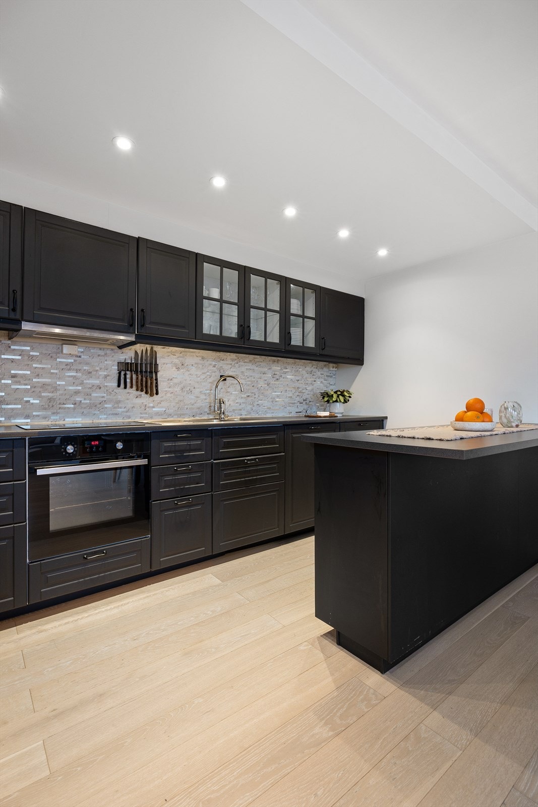 Utstrakt bruk av spotter i hele leiligheten. Galleribilde