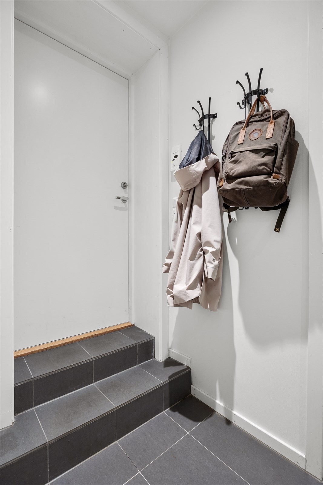 Entrè med fliser på gulv (varmekabler i gulvet også). Leiligheten har egen inngang. Galleribilde