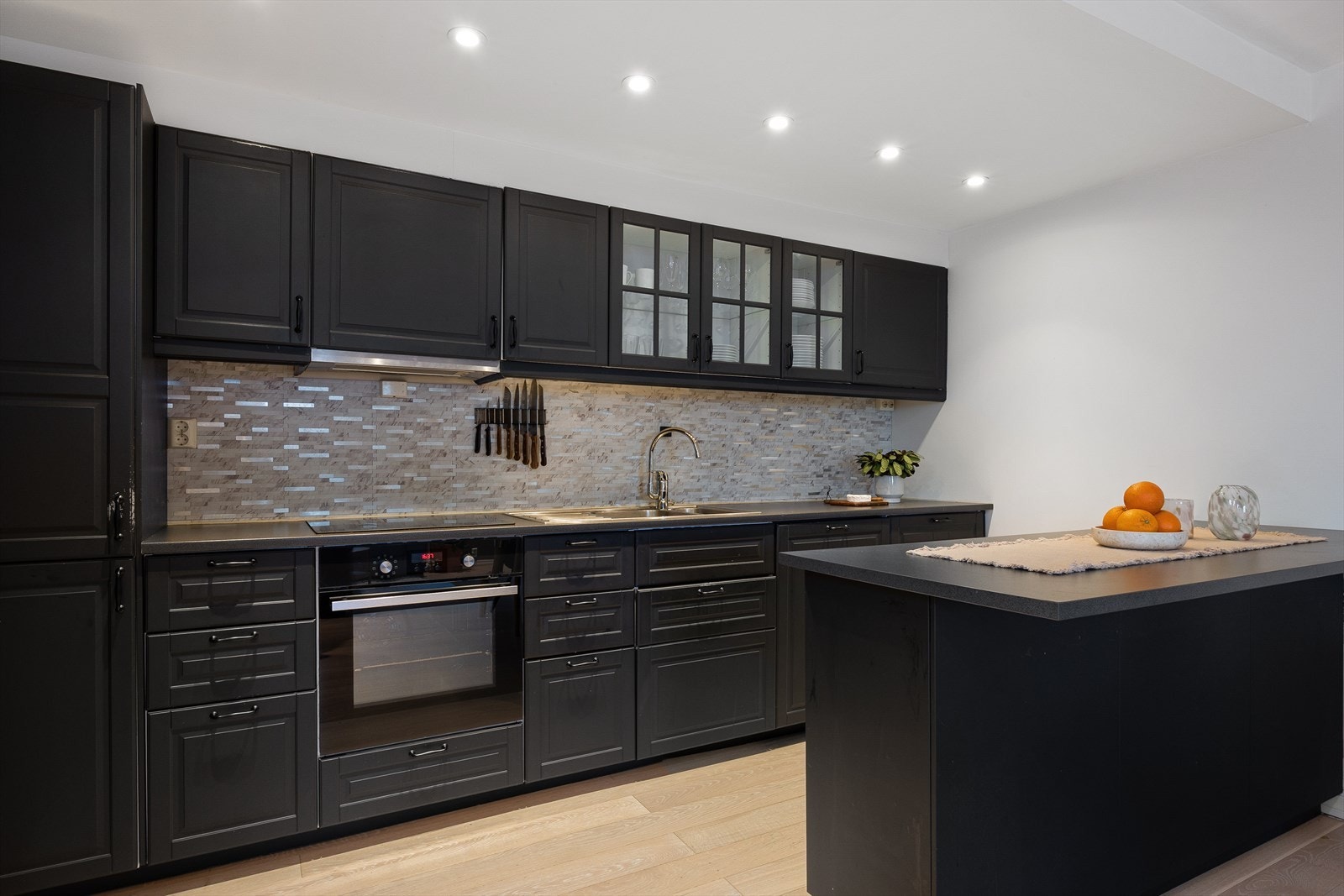 Integrerte hvitevarer som stekeovn, platetopp, oppvaskmaskin, kjøle- og fryseskap. Galleribilde