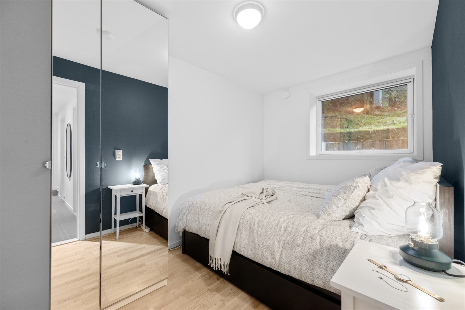 God plass til både nattbord og garderobeskap på soverommet. Galleribilde