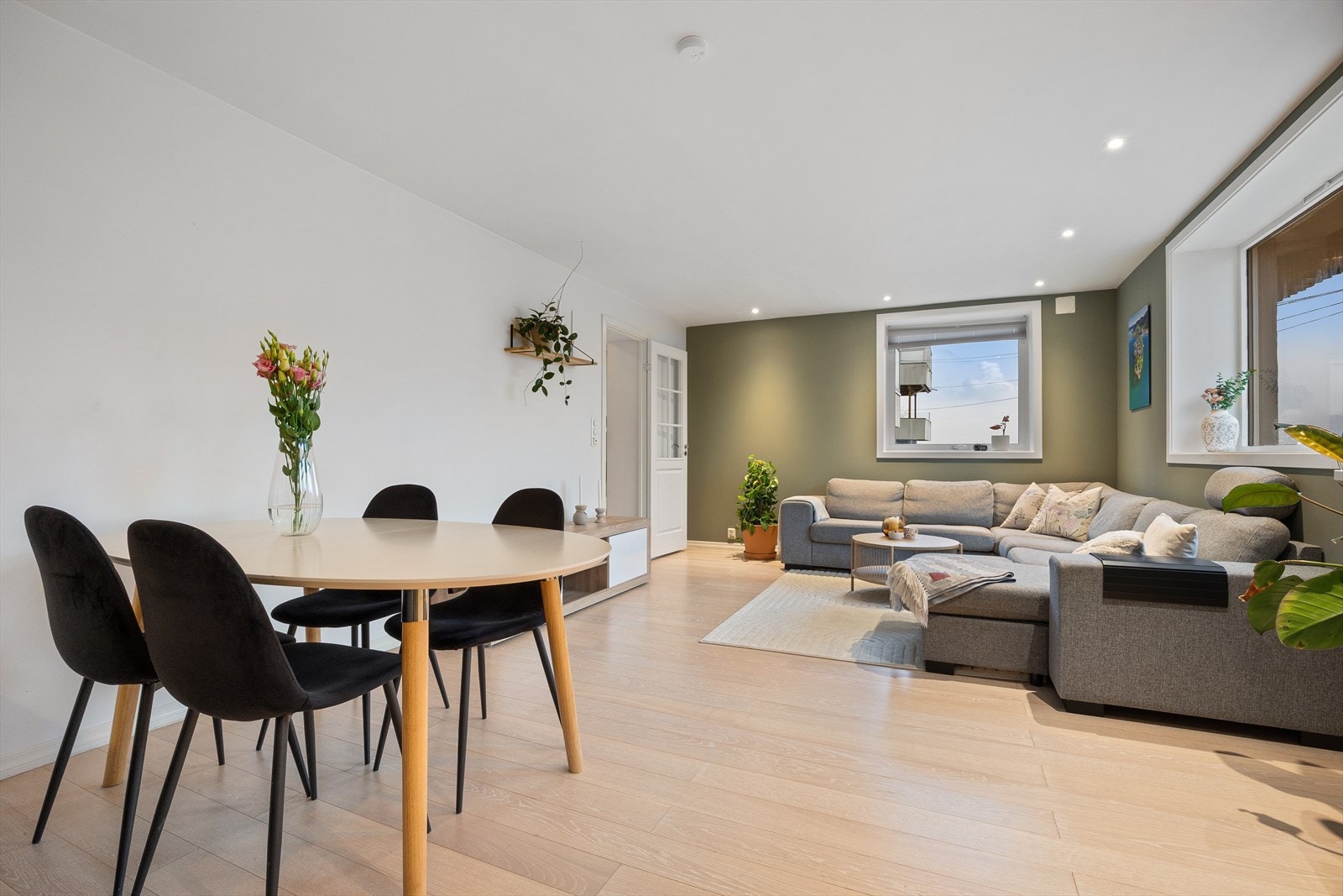 Leiligheten har en stue med god plass til både stor sofagruppe og spisegruppe. Galleribilde