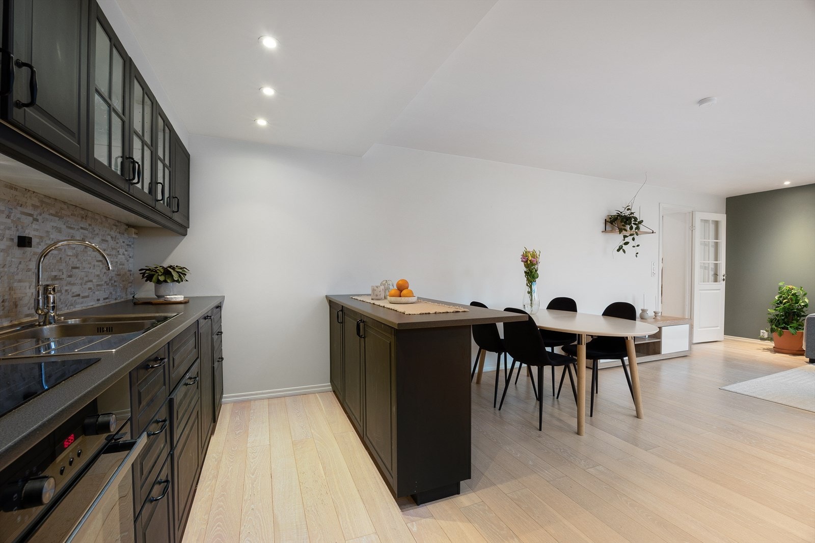 Stort kjøkken med mye benke- og skapplass. Galleribilde