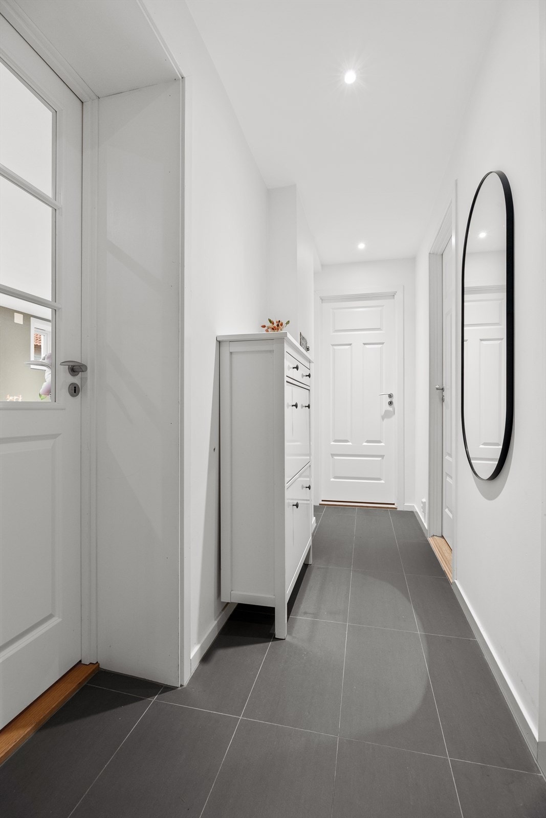 God plass til oppheng og oppbevaring av yttertøy og sko. Galleribilde