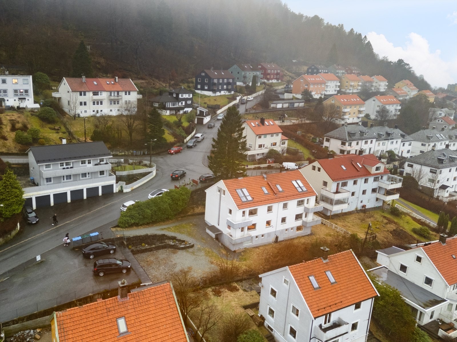 Det medfølger fast parkeringsplass, samt en utebod på 6 kvm. Galleribilde