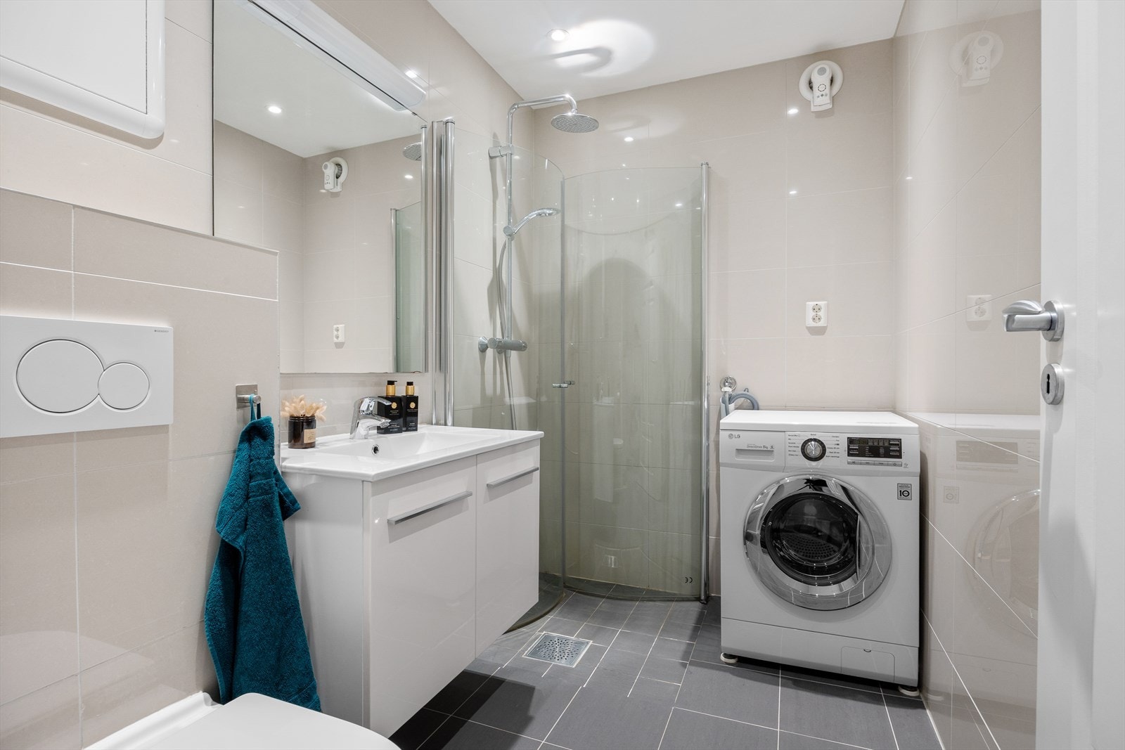 Lekkert og stort baderom med varmekabler på gulvet. Plass og opplegg til både vaskemaskin og tørketrommel på badet. Galleribilde