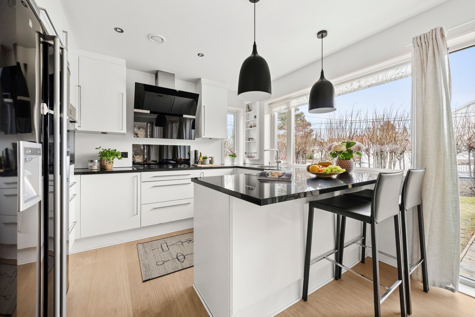 Kjøkkenet har en delvis åpen løsning mot spisestuen, hvor en kjøkkenøy fungerer som et naturlig skille. Rommet er gjennomgående lyst og luftig. Galleribilde