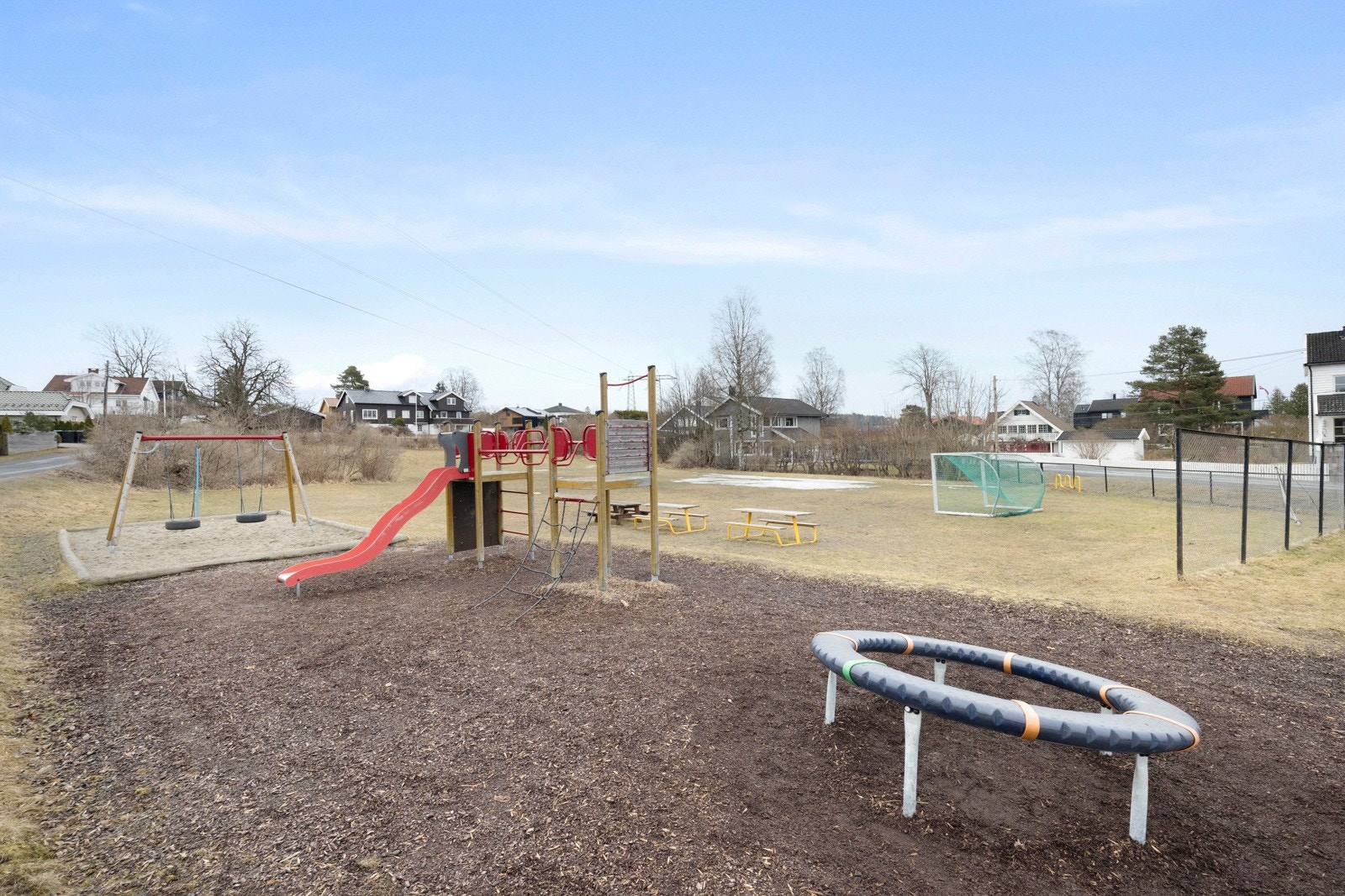 Området byr på en familievennlig hverdag med kort vei til flere skoler, deriblant Steinerskolen, samt barnehager, flotte turområder og offentlig transport (T-bane og buss). Galleribilde