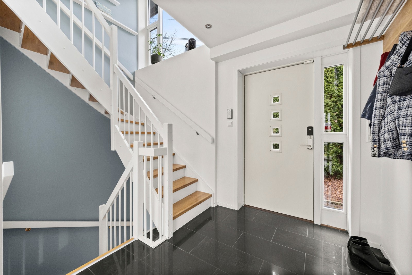 Gulvet er flislagt med varmekabler for ekstra komfort, mens de lyse og moderne veggfargene gir rommet et stilrent og innbydende førsteinntrykk. Galleribilde